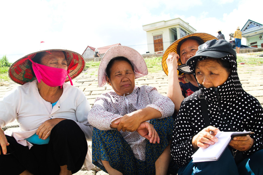 Nhóm người chờ tàu đánh bắt trong ngày về để thu mua hải sản. Nhóm người chờ tàu đánh bắt trong ngày về để thu mua hải sản.