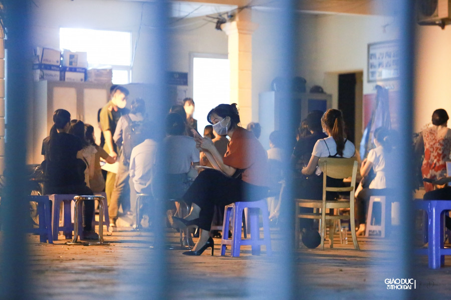 Nhiều người dân đã ngồi chờ đợi khá lâu nhưng vẫn chưa đến lượt mình được kiểm tra hồ sơ.