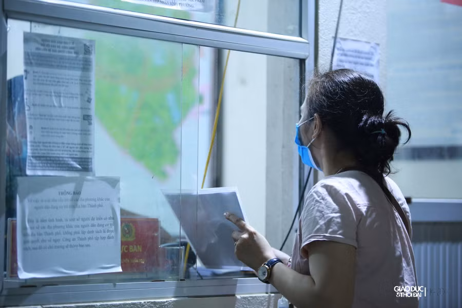 Ông Nguyễn Quang Chung – Trưởng Công an phường Mễ Trì cho biết: “Mễ Trì là 1 trong 8 phường của quận Nam Từ Liêm nằm trong vùng 1. Có hơn 400 doanh nghiệp nằm trên địa bàn phường mà thời gian cấp giấy đi đường chỉ có 2 ngày, chúng tôi đã huy động tối đa trong việc cấp phát giấy đi đường, dự kiến sẽ cố gắng trong ngày mai để hoàn thiện giấy đi đường".