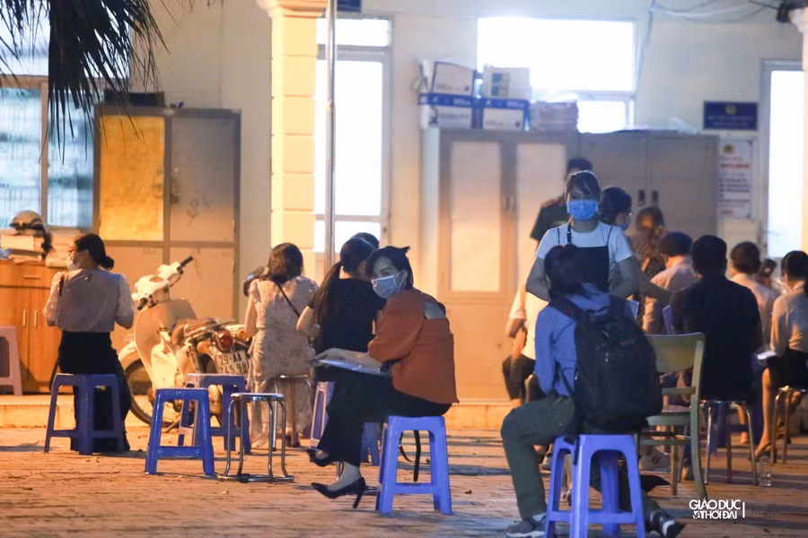 Người dân ngồi đợi đến tối ở phường Mễ Trì để xin giấy đi đường ảnh 1