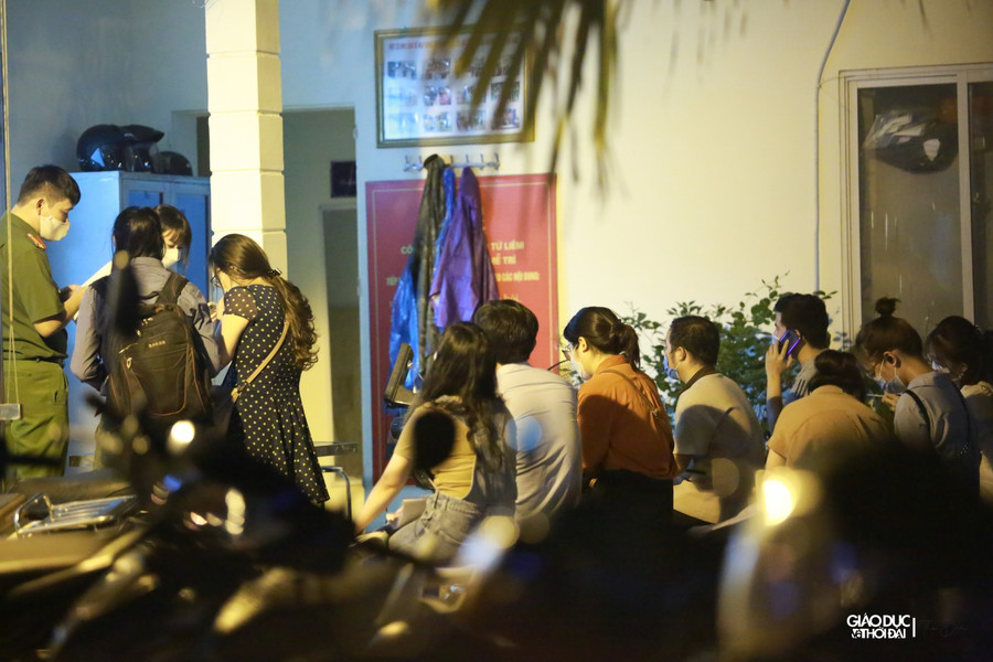 19h ngày 6/9, vẫn còn nhiều người dân di chuyển đến công an phường để nộp hồ sơ.