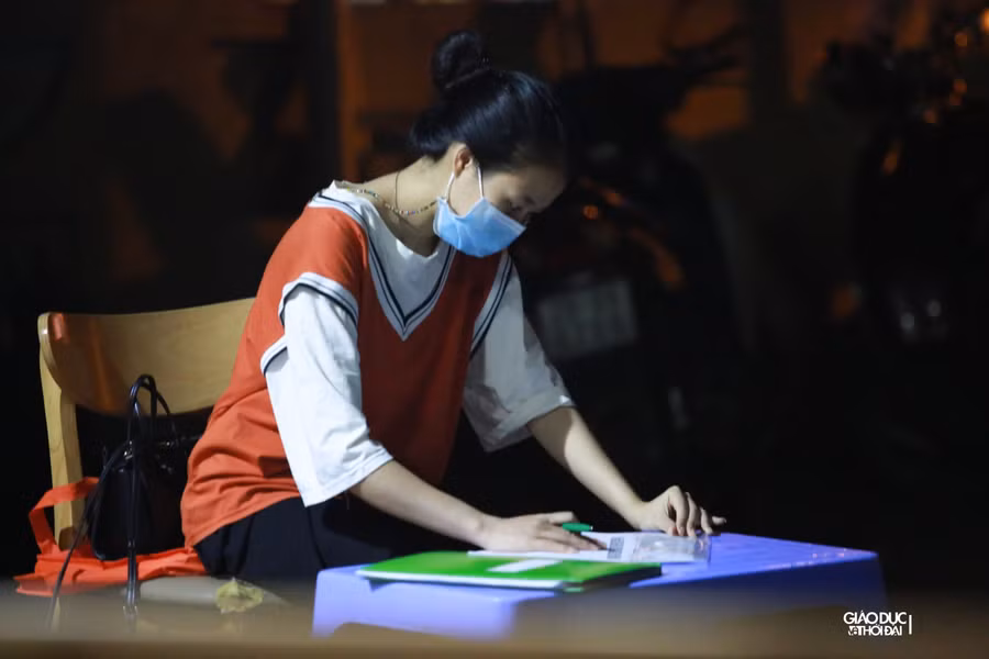 Ngay sau đó chỉ nhận được thông báo về nhà chờ, phía công an phường sẽ thông báo qua thư điện tử.