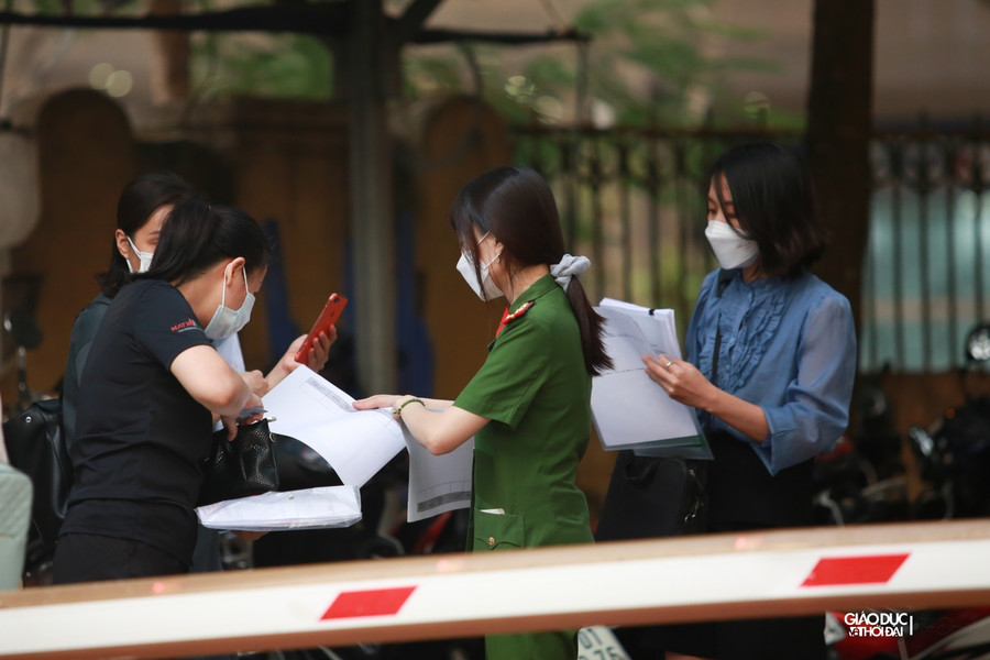 Sau khi nhận được thông báo của UBND TP. Hà Nội về việc thực hiện giấy đi đường mới, nhiều người đã liên lạc với công an phường Mễ Trì và đến đây từ 14h và phải ngồi đợi đến 20h tối.