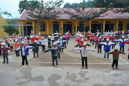 Buổi học chiều các em vẫn được rèn luyện thể dục giữa giờ