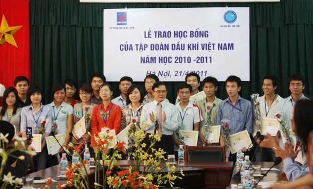 ĐH Mỏ - Địa chất: Trao trên 400 triệu Học bổng dầu khí