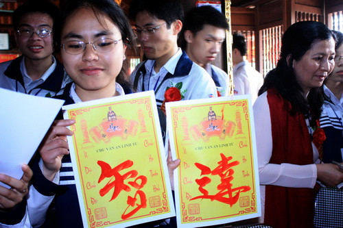 Bạn trẻ này rất phấn khởi khi xin được chữ. Ảnh, gdtd.vn