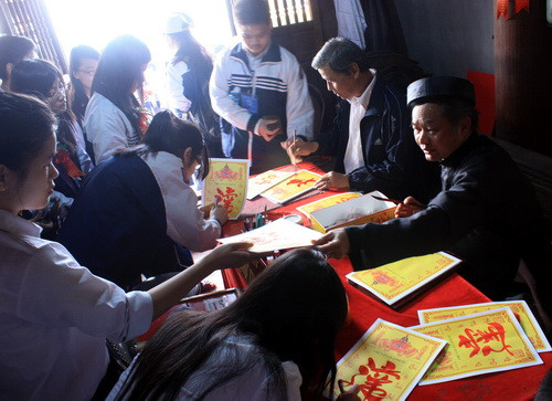Người xin chữ thầy thường bày tỏ tâm nguyện hướng tới, phấn đấu đạt được như chữ đã xin. Ảnh, gdtd.vn