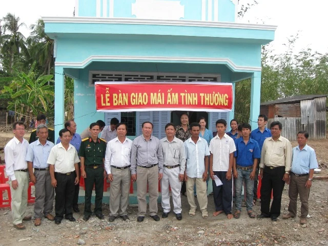 Tặng nhà tình thương cho học sinh dân tộc Khmer