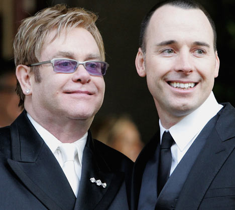 Cậu nhóc Zachary ngày càng giống Elton John ảnh 4 Elton John và David Furnish sẽ có mặt ở London vào tuần tới, họ là khách mới trong đám cưới Hoàng gia của Hoàng tử William và Kate Middleton diễn ra ngày 29 tháng 4.