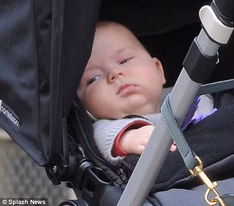 Cậu nhóc Zachary ngày càng giống Elton John