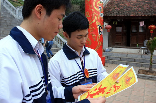 Lê Ngọc Thành (trái) và bạn Ngô Thế Việt đang khoe cho nhau xem chữ mà mình đã xin được. Ảnh, gdtd.vn