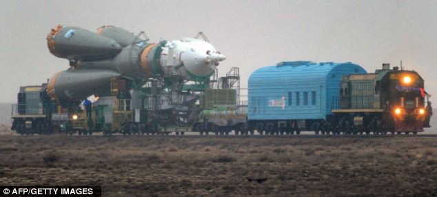 Nga phóng tàu vũ trụ kỷ niệm 50 năm Gagarin bay vào không gian ảnh 2 The Soyuz TMA-21 rocket is moved to the launch pad by railcar Read more: http://www.dailymail.co.uk/sciencetech/article-1372645/Russia-prepares-launch-Soyuz-space-ahead-50th-anniversary-manned-flight-Yuri-Gagarin.html#ixzz1ITSo3K00
