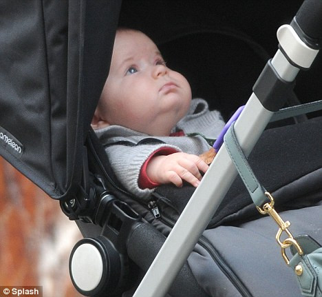 Cậu nhóc Zachary ngày càng giống Elton John ảnh 1 Four-month-old Zachary appears to look like one of his fathers Elton John as he sits in his pushchair in New York Bốn tháng tuổi Zachary xuất hiện để trông giống như một trong những người cha của ông Elton John Read more: http://www.dailymail.co.uk/tvshowbiz/article-1378611/Baby-Zachary-turning-dead-ringer-Elton-John.html#ixzz1K29S2npW