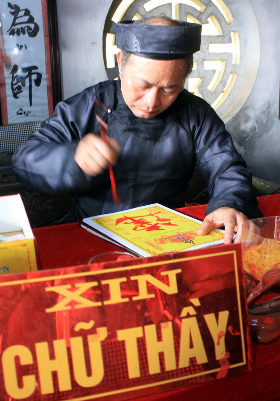 Xin chữ tại Đền thờ thầy Chu Văn An ảnh 5