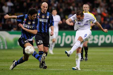 Edu (phải) lập cú đúp ấn định chiến thắng 5-2 cho các cầu thủ đội khách 1