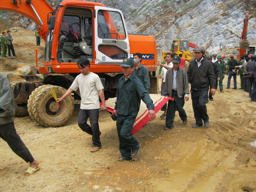 Thi thể nạn nhân được lấy ra khỏi mỏ đá Thi thể nạn nhân được lấy ra khỏi mỏ đá
