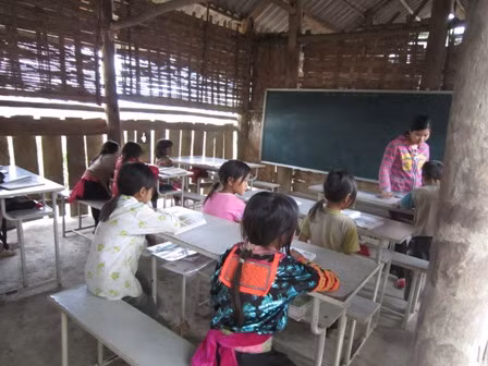 HS Tiểu học điểm trường Huổi Vang trong giờ học