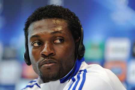 Emmanuel Adebayor muốn tiếp tục ở lại Real khi mùa giải năm nay kết thúc 1
