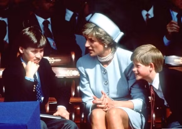 Công nương Diana (1961 - 1997) với con trai của bà Hoàng tử William và Hoàng tử Harry tại VE Day kỷ niệm ở Hyde Park, London, tháng 5 năm 1995. (Ảnh của Rota / Pool / Getty Images)