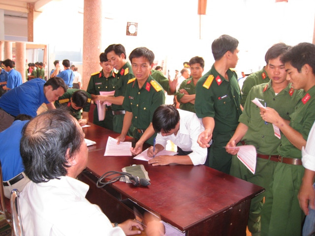 Các chiến sĩ là người đồng bào dân tộc lần đầu tham gia hiến máu với tình cảm nhiệt thành.