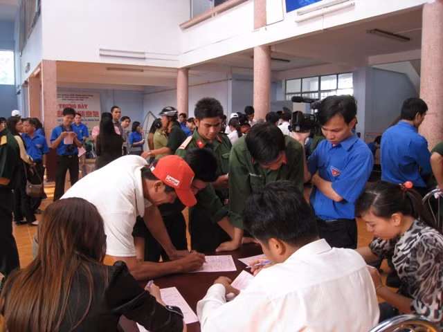 Học sinh, sinh viên xung kích hiến máu nhân đạo