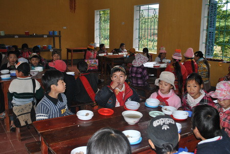 Bữa ăn trưa của các em h/s bán trú