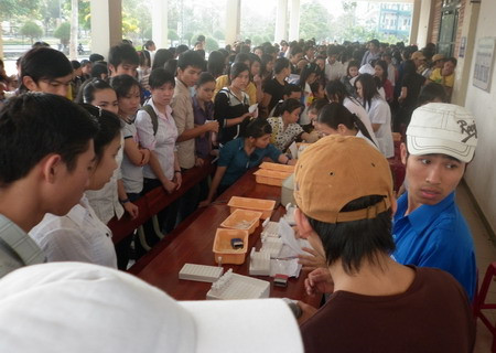 Các bạn sinh viên đăng ký hiến máu Các bạn sinh viên đăng ký hiến máu