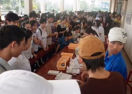 Các bạn sinh viên đăng ký hiến máu