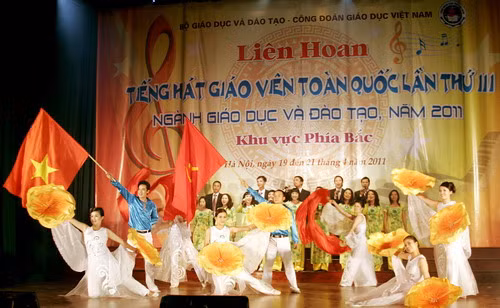 Vang ca khúc hát Người giáo viên Nhân dân