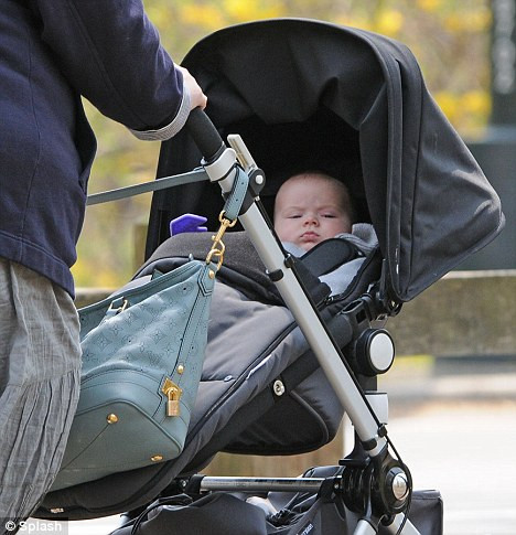 Cậu nhóc Zachary ngày càng giống Elton John ảnh 2 Cậu nhóc Zachary ngày càng giống Elton John ảnh 2