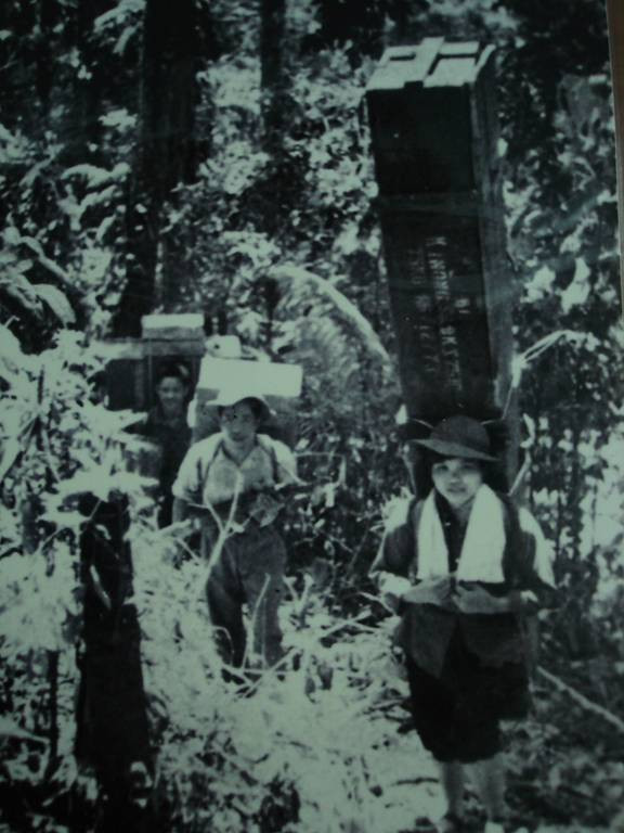 Trọng lượng của gùi hàng nặng hơn nhiều lần trọng lượng của cơ thể là hình ảnh thường thấy của lực lượng TNXP trên cung đường Trường Sơn năm xưa. (Ảnh tư liệu. Trong ảnh: TNXP thuộc tiểu đoàn vận tải nữ 232, thường được gọi với cái tên rất đỗi dung dị - Tiểu đoàn bà Thao)