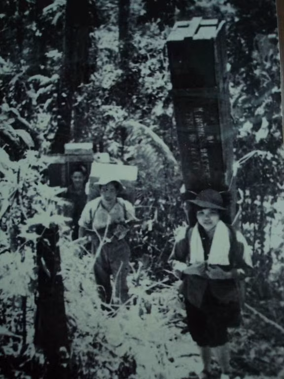 Trọng lượng của gùi hàng nặng hơn nhiều lần trọng lượng của cơ thể là hình ảnh thường thấy của lực lượng TNXP trên cung đường Trường Sơn năm xưa. (Ảnh tư liệu. Trong ảnh: TNXP thuộc tiểu đoàn vận tải nữ 232, thường được gọi với cái tên rất đỗi dung dị - Tiểu đoàn bà Thao)