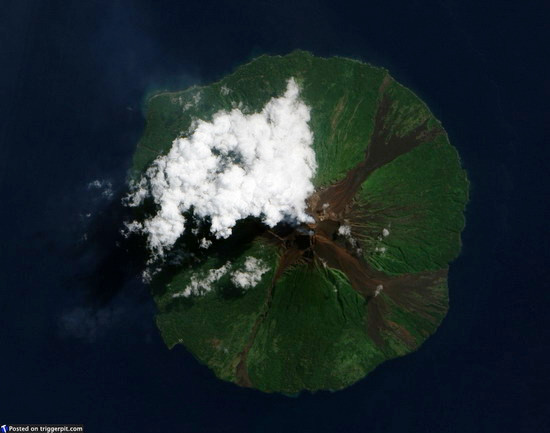 Manam Volcano, Papua New Guinea Manam or “the Green Volcano” as I’d like to call it, is just 10 kilometers (6 miles) across. Manam is a stratovolcano, composed of alternating layers of ash, lava, and rocks from prior eruptions. Manam is one of Papua New Guinea’s most active volcanoes, and it has occasionally caused casualties, including 13 deaths from a pyroclastic flow in December 1996, and four deaths from a mudflow in March 2007. On a happier note, this image looks like a perfect movie set (Jurassic Park or King Kong comes to mind). 