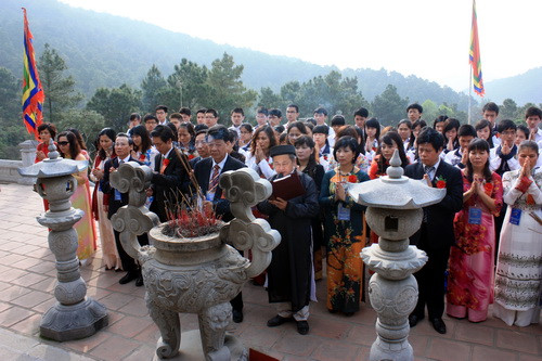 Dâng hương trước Đền thờ Thầy Chu Văn An. Ảnh, gdtd.vn