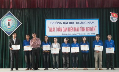 Biểu dương các cá nhân có thành tích hiến máu nhân đạo Biểu dương các cá nhân có thành tích hiến máu