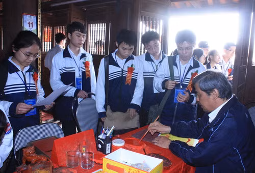 Xin chữ tại Đền thờ thầy Chu Văn An