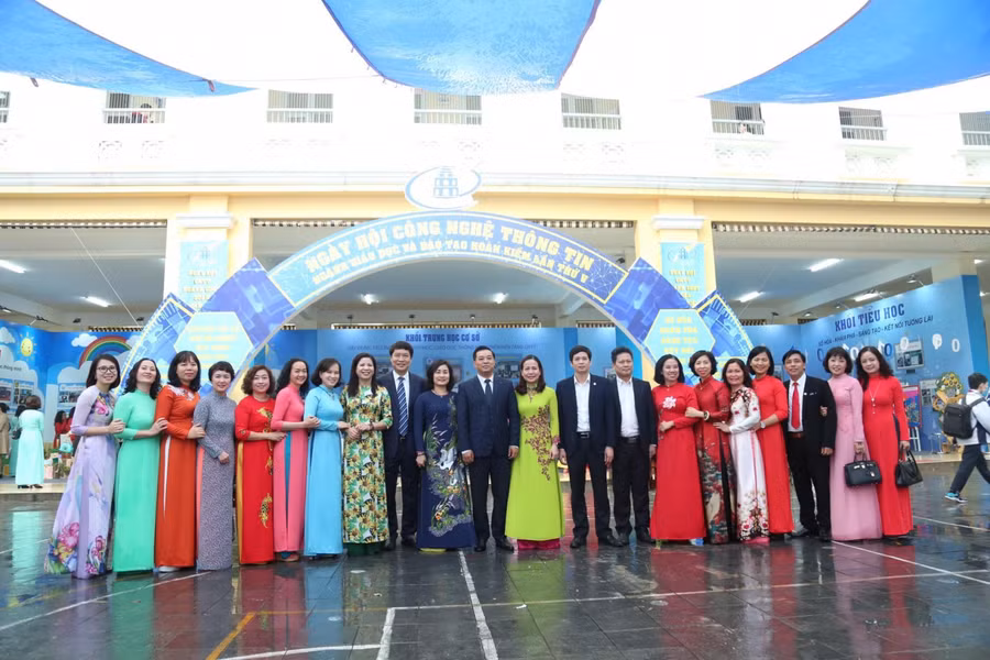 Giáo viên dự thi Ngày hội CNTT chụp ảnh lưu niệm cùng các đại biểu