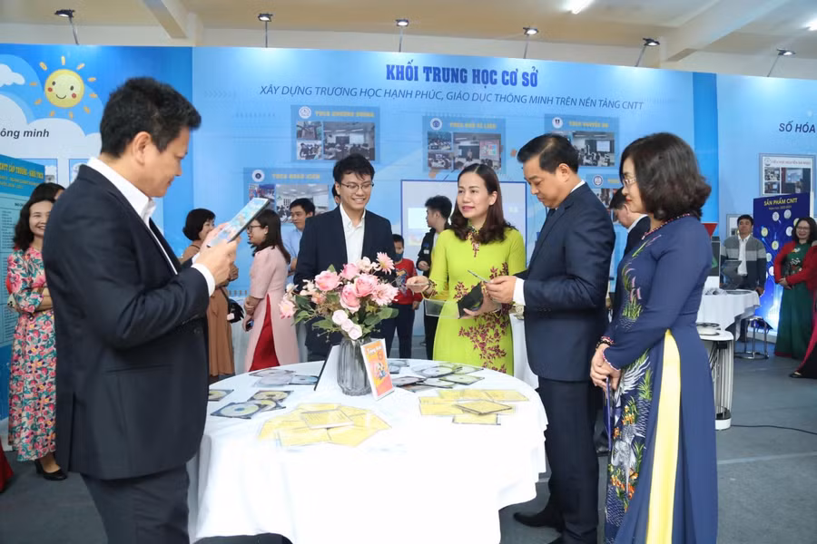 Khu vực trưng bày sản phẩm CNTT khối THCS