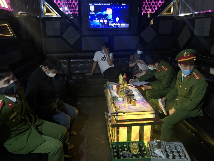 Quán karaoke hoạt động bất chấp lệnh cấm bị xử phạt 25 triệu đồng.