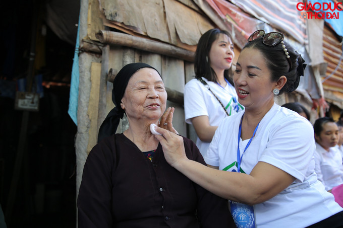 Từ trưa, những tình nguyện viên đã có mặt tại xóm trọ nghèo dưới chân cầu Long Biên để làm đẹp cho những người bà, những người mẹ tại đây.