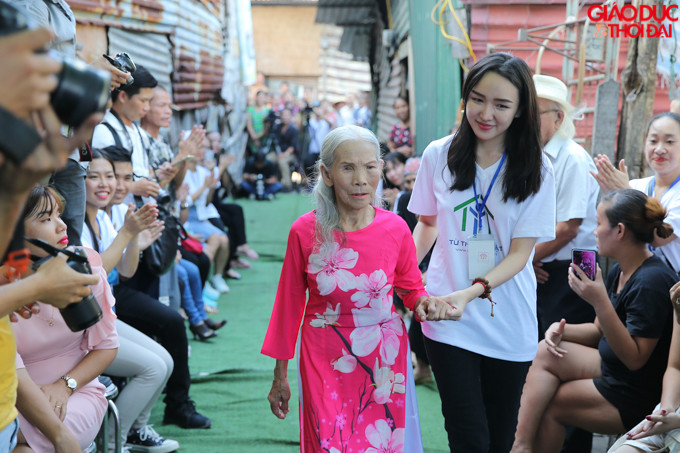 Những bà, những mẹ đã ở “ tuổi gần đất xa trời” như trẻ ra cả chục tuổi khi được mặc áo dài, được trang điểm và trình diễn trên "sân khấu" trong ngày dành cho chính họ