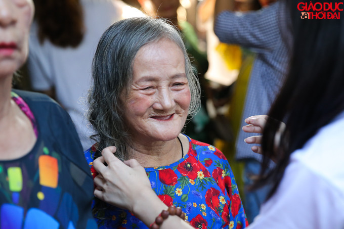 Những người phụ nữ tại đây được mặc những chiếc áo dài.