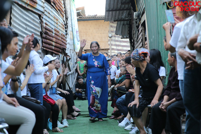 Những người bà, những người mẹ tự tin bước trên sàn diễn của riêng mình.