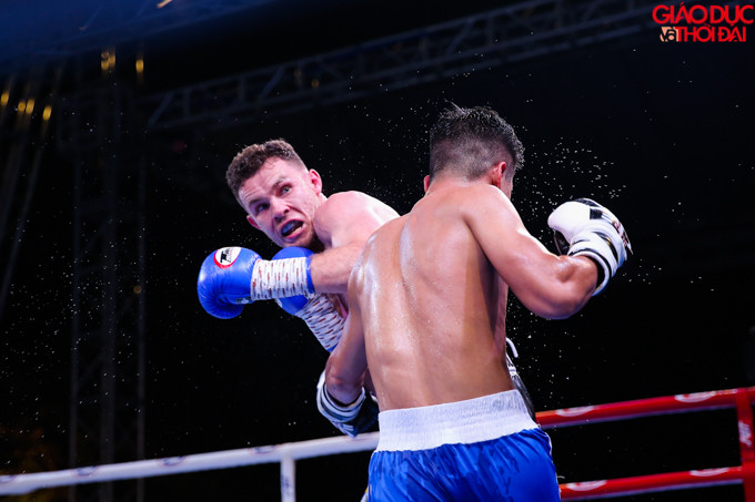 Trong cả trận đấu, tay đấm sinh năm 95 đã liên tục tung ra những chuỗi đòn combo đầy hiệu quả trước Claudevan. Trận đấu đã kết thúc với chiến thắng tuyệt đối thuộc về võ sĩ người Việt Nam.