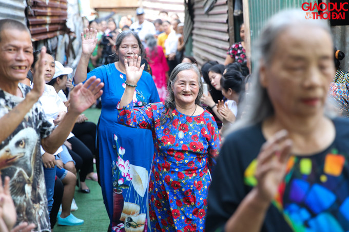 Những bước đi ngượng ngùng nhưng không giấu nổi niềm hạnh phúc của những "người mẫu đặc biệt".