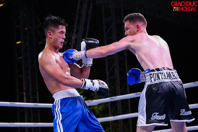 Jye Lane Taylor liên tục lách né và giữ khoảng cách với tay đấm người Việt sau, đó đưa ra nhưng pha tấn công khiến Đức Đoàn không kịp xoay sở.