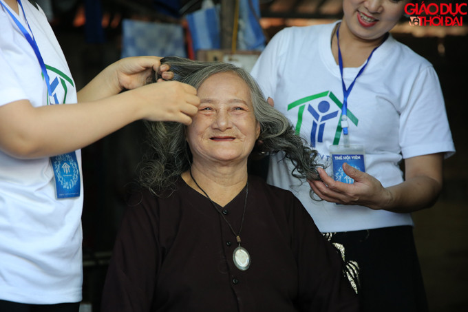 Các tình nguyện viên có mặt từ khá sớm và tiến hành trang điểm, làm tóc cho các cụ, các bà ngay trong những căn phòng trọ .