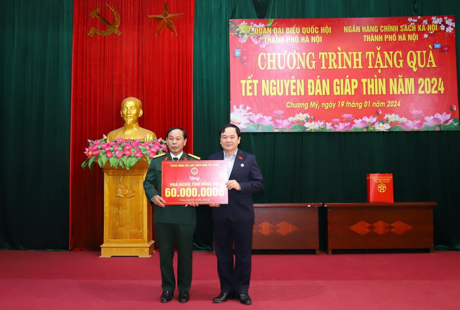 Nhân dịp này, Trung ương Hội Cựu chiến binh Việt Nam cũng trao tặng 60 triệu đồng để xây dựng “Nhà tình đồng đội”. Nhân dịp này, Trung ương Hội Cựu chiến binh Việt Nam cũng trao tặng 60 triệu đồng để xây dựng “Nhà tình đồng đội”.