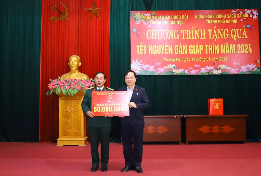 Nhân dịp này, Trung ương Hội Cựu chiến binh Việt Nam cũng trao tặng 60 triệu đồng để xây dựng “Nhà tình đồng đội”.