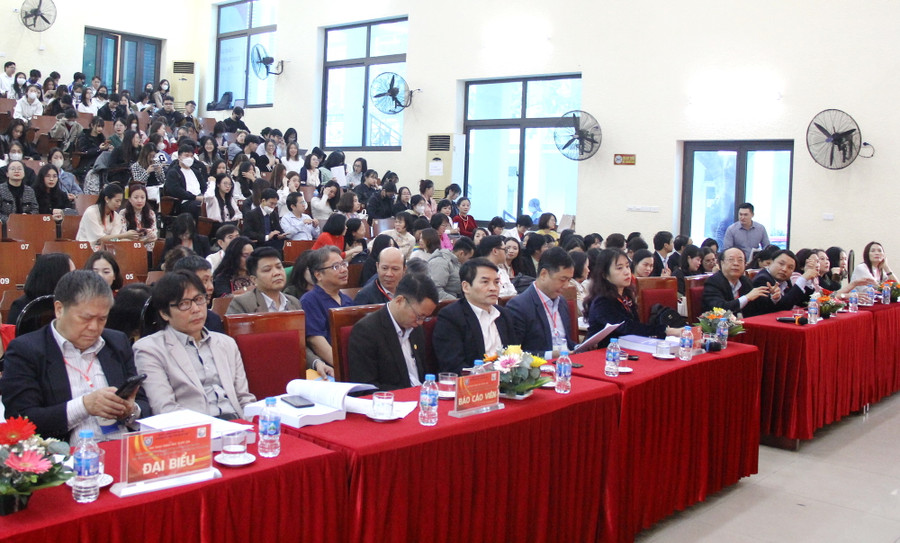 Đông đảo chuyên gia, nhà khoa học, giảng viên, sinh viên đến tham dự hội thảo. Đông đảo chuyên gia, nhà khoa học, giảng viên, sinh viên đến tham dự hội thảo.